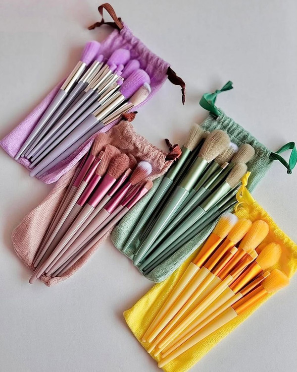 براش 13 تکه همراه با کیف مخصوص 💝 کاملا کاملا حرفه ای پرتراکم و نرم بدون ریزش و قابل شستشو فوقالعاده خوش دست و ظریف دارای ۳رنگ و کارتن دار زرد سبز فیلی